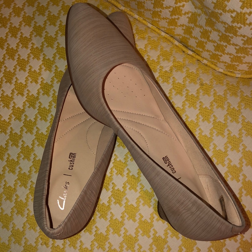 Clarks - Mena Bloom Sand Nubuck pump with rose